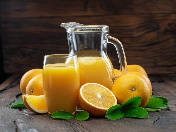 濃緑色の木の背景に単離された黄色のオレンジ果実と新鮮なオレンジジュース — ストック写真