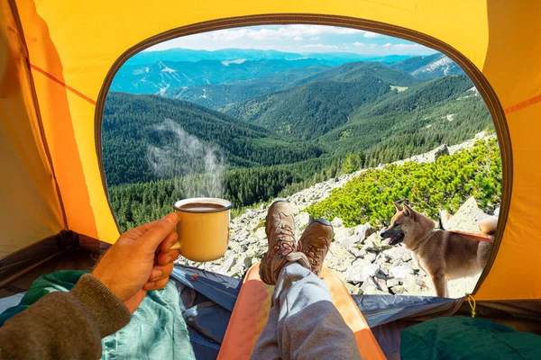 Elinde Bir Fincan Sıcak Içecek Çadırın Açık Girişinden Dağın Tepelerinin — Stok fotoğraf