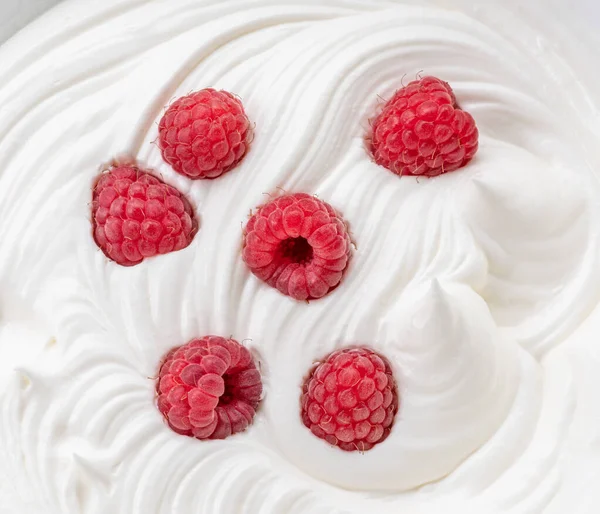 Yoğurtta ya da kremada taze ahududu. Üst görünüm.