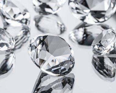 Beyaz zemin üzerinde farklı kristaller ve değerli taşlar.