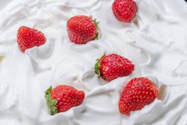 Yoğurtta taze çilek ya da krema. Üst görünüm.