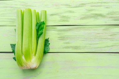 Beyaz zemin üzerinde izole edilmiş kereviz kaburga yığını.