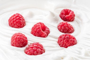 Yoğurtta ya da kremada taze ahududu. Üst görünüm.