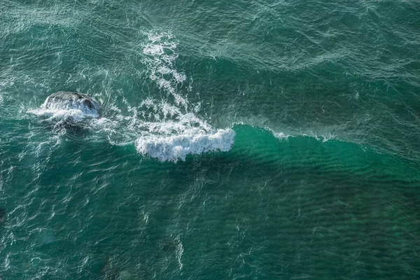 岩の多い海岸に接近する海洋性の泡立ち波 トップ表示 — ストック写真