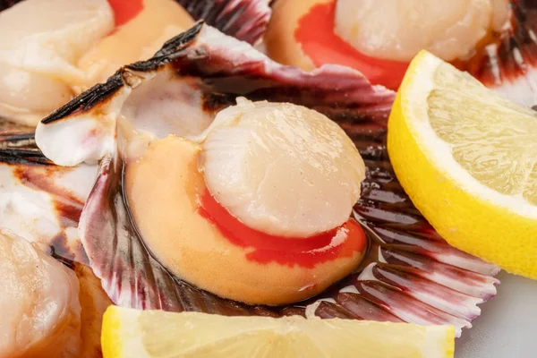Group Fresh Opened Scallop Scallop Roe Coral Lemon Slices Close — Photo