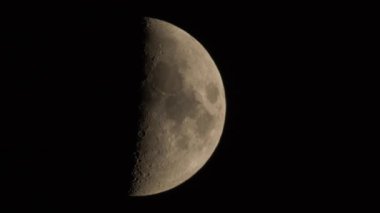 Tamamlanmamış Büyük Ay, gece gökyüzünde yavaşça ilerliyor..