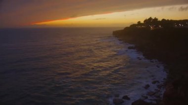 Portekiz, Cascais, Marinha 'daki Atlantik Okyanusu' nda güzel bir akşam batımı. Hava görünümü.