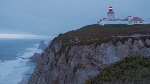 Hermoso Panorama Nocturno Oscuro Con Faro Farol Océano Atlántico Cabo — Vídeo de stock