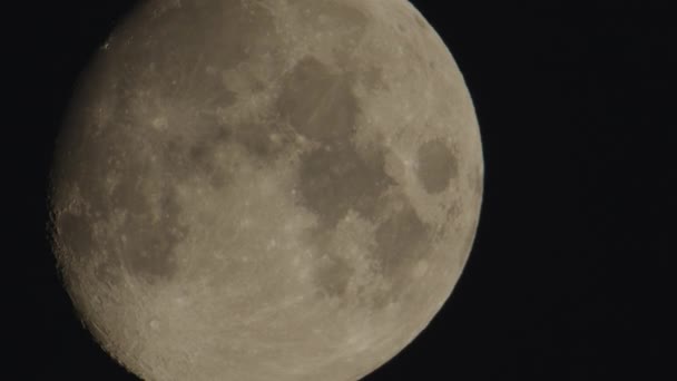 Grande Luna Incompleta Muove Lentamente Attraverso Cielo Notturno — Video Stock