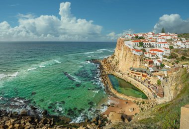 Atlantik Okyanusu kıyısındaki Azenhas do Mar 'ın muhteşem manzarası. Sintra, Portekiz Belediyesi..