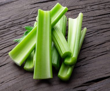 Beyaz zemin üzerinde izole edilmiş kereviz kaburga yığını.