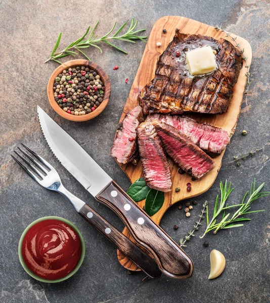 Středně Vzácný Steak Ribeye Bylinkami Kousek Másla Dřevěném Tácku Pohled — Stock fotografie