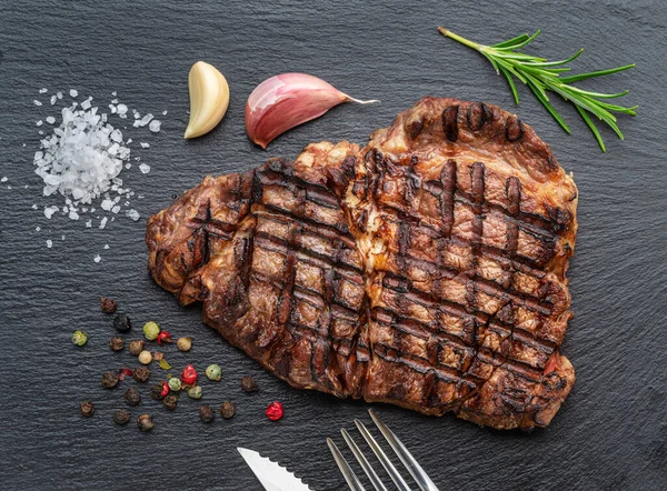 Gegrilde Heerlijke Ribeye Steak Wat Kruiden Zwarte Leisteen Serveerplaat Vlakke — Stockfoto