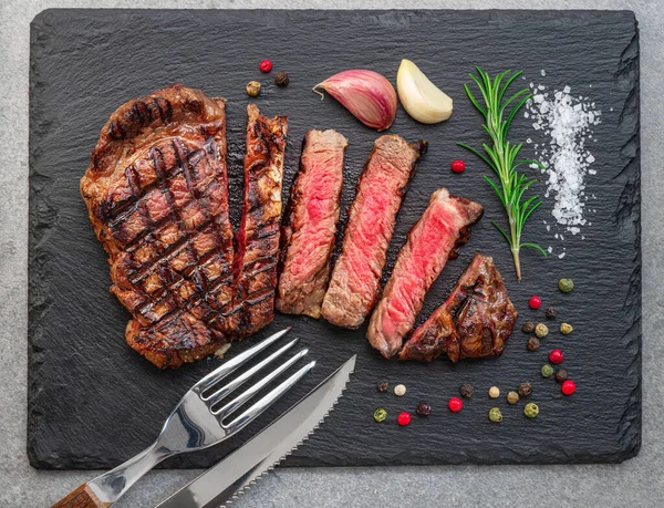 Grilled Delicious Ribeye Steak Slices Some Seasonings Black Slate Serving — Foto de Stock
