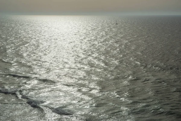 Glittrande Havsvatten Yta Och Liten Båt Ett Visst Avstånd — Stockfoto