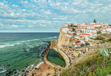Atlantik Okyanusu kıyısındaki Azenhas do Mar 'ın muhteşem manzarası. Sintra, Portekiz Belediyesi..