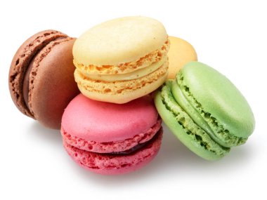 Beyaz arka plan üzerinde izole renkli Fransız macarons.