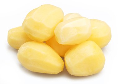 Soyulmuş patates çubukları beyaz arkaplanda izole edilmiş..