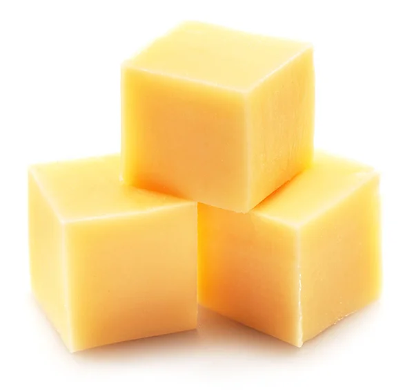 Beyaz Arkaplanda Izole Edilmiş Peynir Küpleri Piramidi — Stok fotoğraf