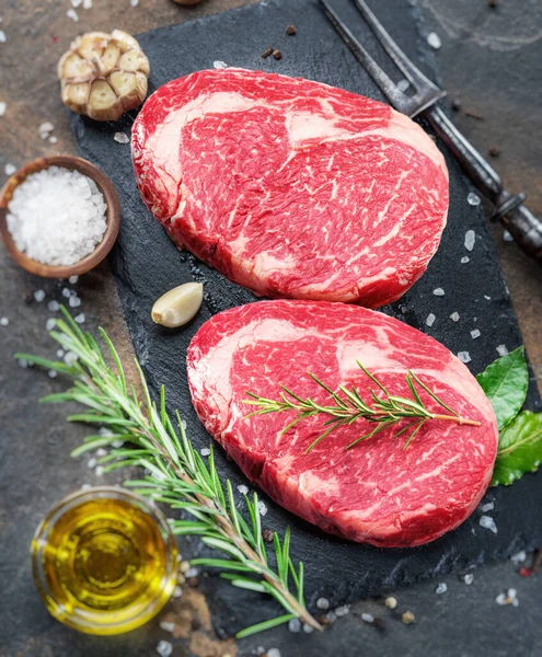 Nyers Bordás Steak Rozmaringgal Egyéb Fűszerekkel Szürke Tálcán Felülnézet — Stock Fotó