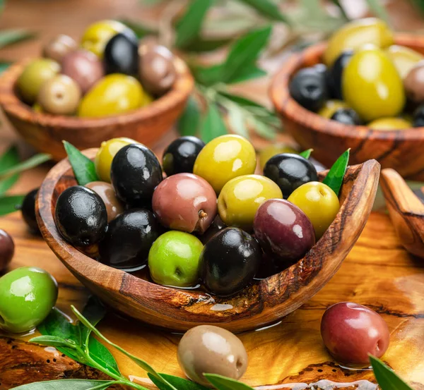 Kalamata Olive Verdi Nere Nei Piatti Legno Contesto Alimentare — Foto Stock