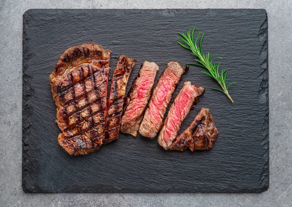Grilované Lahodné Plátky Hovězího Steaku Rozmarýnová Větvička Černém Břidlicovém Servírovacím — Stock fotografie