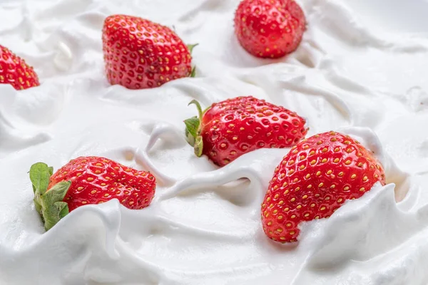 Φρέσκες Φράουλες Στο Γιαούρτι Στην Κρέμα Γάλακτος Άνω Όψη — Φωτογραφία Αρχείου