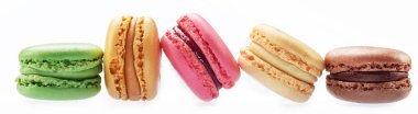 Beyaz arka plan üzerinde izole renkli Fransız macarons.
