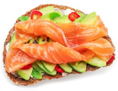 Beyaz arka planda izole edilmiş avokadolu somon tostları. Üst görünüm.