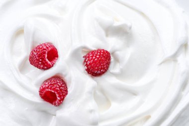 Yoğurtta ya da kremada taze ahududu. Üst görünüm.