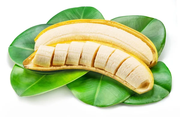 Bananowe Kawałki Skórki Bananów Zielonych Liściach Bananów Odizolowane Białym Tle — Zdjęcie stockowe