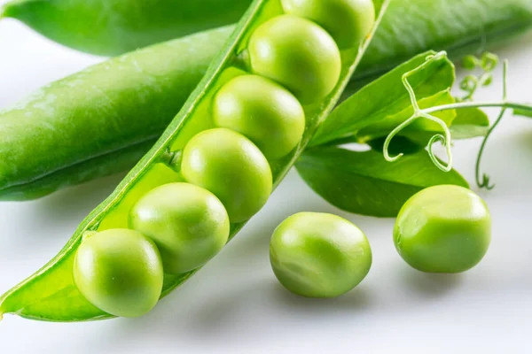 Perfektní Zelený Hrášek Lusku Izolované Bílém Pozadí — Stock fotografie
