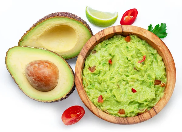 Guacamole Und Querschnitt Aus Avocadofrüchten Isoliert Auf Weißem Hintergrund Flache — Stockfoto