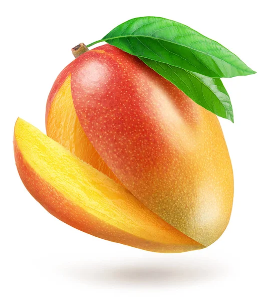マンゴーのスライスと緑の葉が白い背景に隔離されたマンゴーの果物 ファイルにクリッピングパスが含まれています — ストック写真