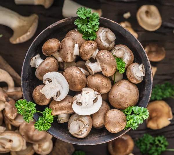 Cogumelos Comestíveis Cor Marrom Diferente Mesa Madeira Com Ervas Vista — Fotografia de Stock