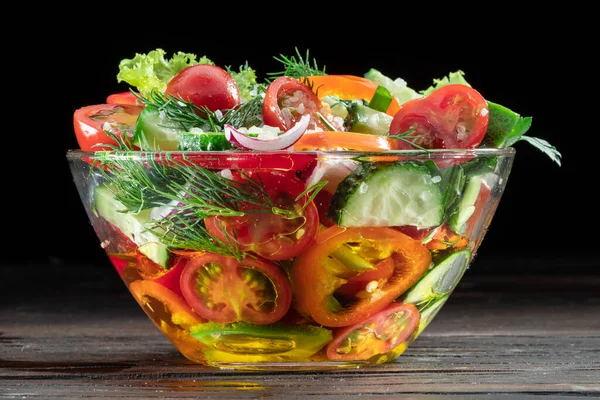 Salada Legumes Com Verduras Folhosas Óleo Vidro Está Mesa Madeira — Fotografia de Stock