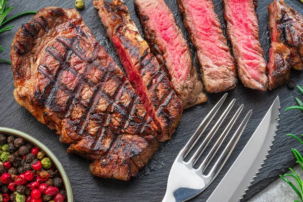 Gegrilde Heerlijke Ribeye Steak Plakjes Zwarte Leisteen Serveerplaat Vlakke Plaat — Stockfoto