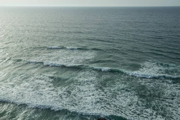 Oceaanschuimende Golven Naderen Rotsachtige Kust Bovenaanzicht — Stockfoto