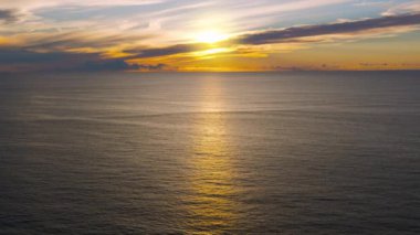 Portekiz 'in Cabo Da Roca Burnu' nda Atlantik Okyanusu 'nda güzel bir günbatımı. 2022 Eylül 'ünde Avrupa' nın en batı noktası.. 