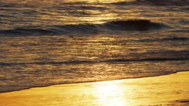 Büyük Güneş 'le güzel bir akşam gün batımı Portekiz' in Atlantik Okyanusu 'nda. 