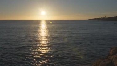 Büyük Güneş 'le güzel bir akşam gün batımı Portekiz' in Atlantik Okyanusu 'nda. 