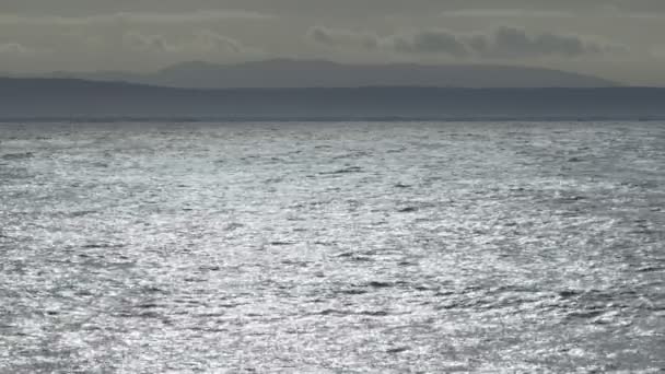 Panorama Över Atlantens Morgonkust Med Lysande Vågor — Stockvideo