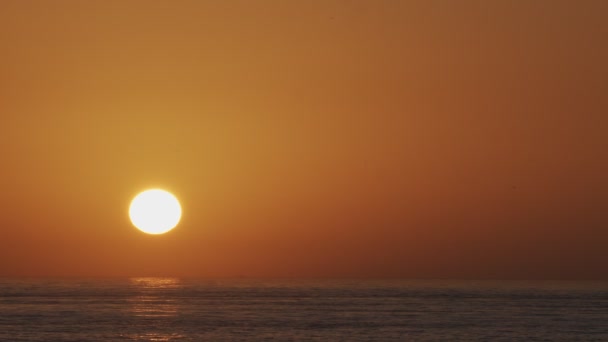Vacker Kväll Solnedgång Med Stor Sol Atlanten Vid Portugals Kust — Stockvideo