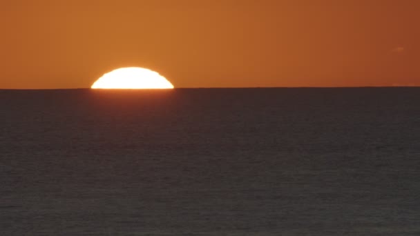 Bela Noite Pôr Sol Com Grande Sol Oceano Atlântico Costa — Vídeo de Stock