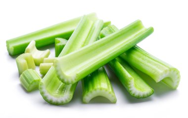 Beyaz zemin üzerinde izole edilmiş kereviz kaburga yığını.