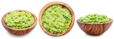 Beyaz arka planda guacamole kaseleri. Dosya kırpma yolları içeriyor.