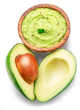 Guacamole sosu ve avokado haçı beyaz arka planda izole edilmiş.. 