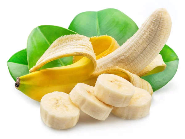 Banana Gialla Matura Pelata Tagli Banane Foglie Isolate Sfondo Bianco — Foto Stock