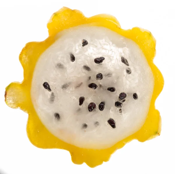 白い肉とカリカリの黒い種子が白い背景に隔離された黄色のドラゴンフルーツスライス — ストック写真