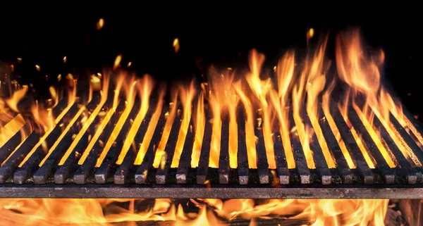 烤肉烤架 在黑暗背景下有火势特写 — 图库照片